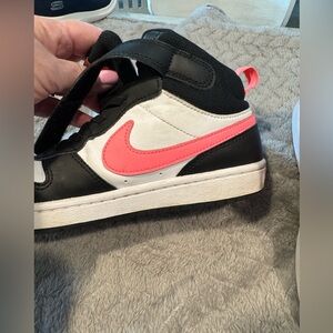 Nike Kids Mid-Top Sneakers in Black, White & Pink